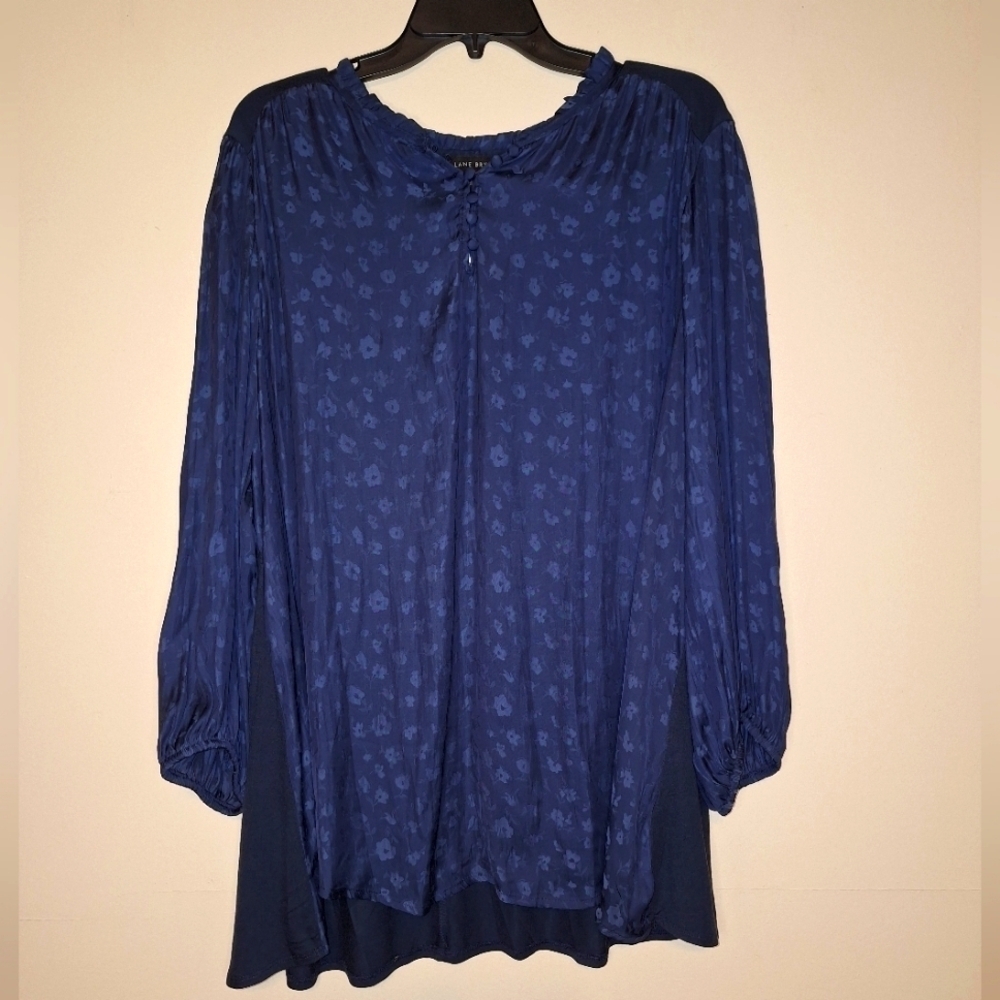 A Lane Bryant long sleeve ladies a Fit That Flatters top in a size 22/24. NWT